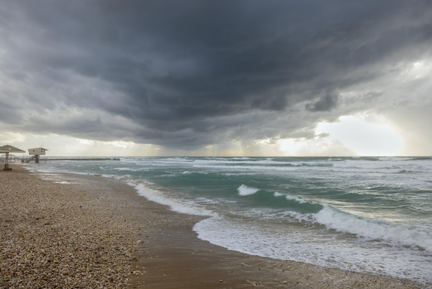 Foto uma vista dramática do mar com nuvens de tempestade em haifa