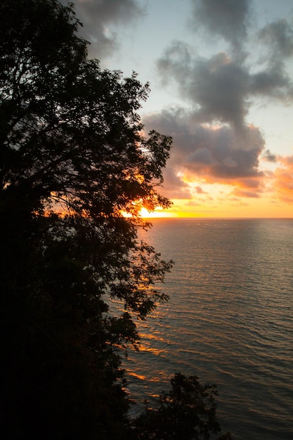 Uma vista em silhueta de um pôr do sol no mar