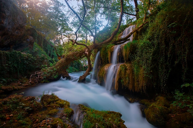 Foto uma vista espetacular da natureza da cachoeira de antalya dden