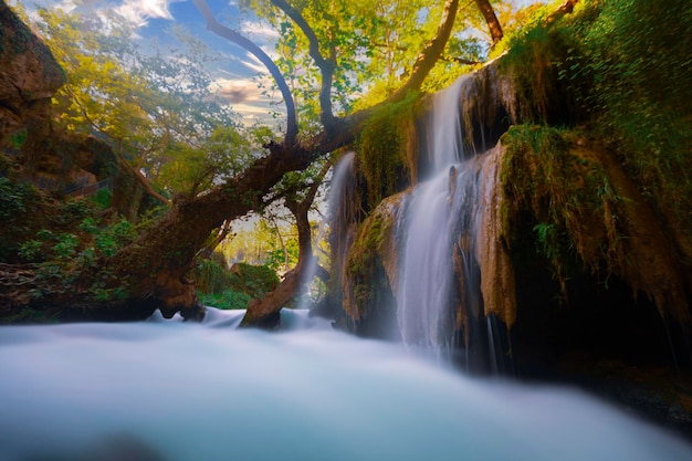 Uma vista espetacular da natureza da cachoeira de Antalya Dden