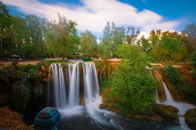 Foto uma vista espetacular da natureza da cachoeira de antalya dden