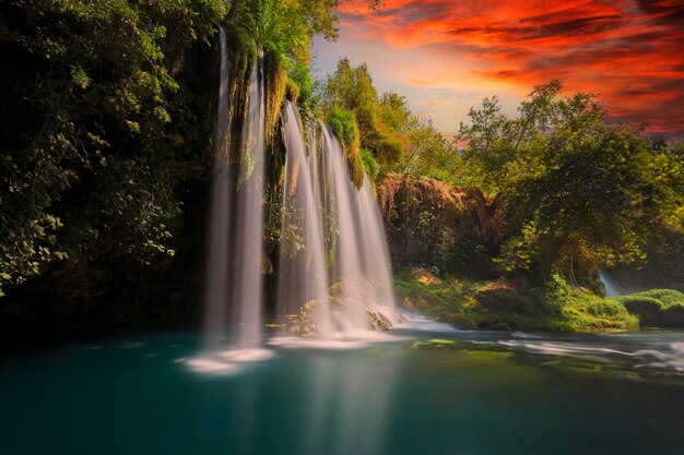 Foto uma vista espetacular da natureza da cachoeira de antalya dden