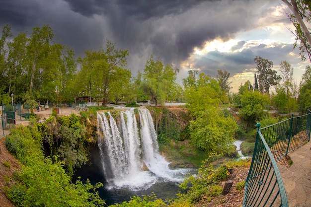 Foto uma vista espetacular da natureza da cachoeira de antalya dden