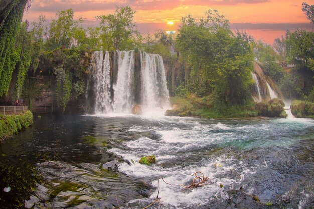 Foto uma vista espetacular da natureza da cachoeira de antalya dden