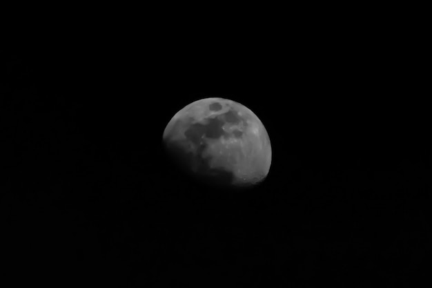 Uma vista fantástica da lua no céu escuro