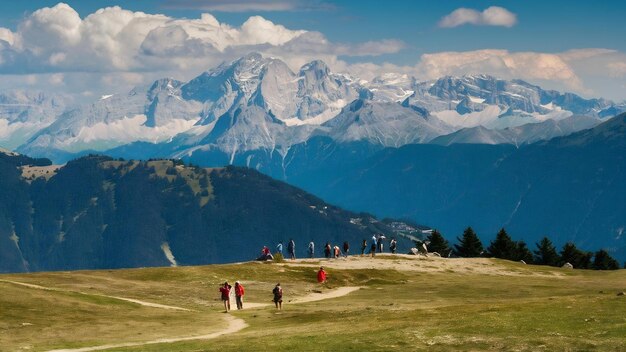 Uma vista incrível da cordilheira do monte bianco com um turista em primeiro plano