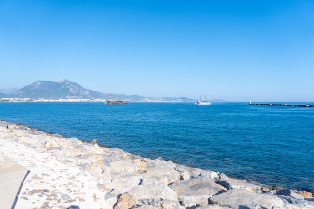 Uma vista incrível da praia na costa de Alanya, na Turquia.