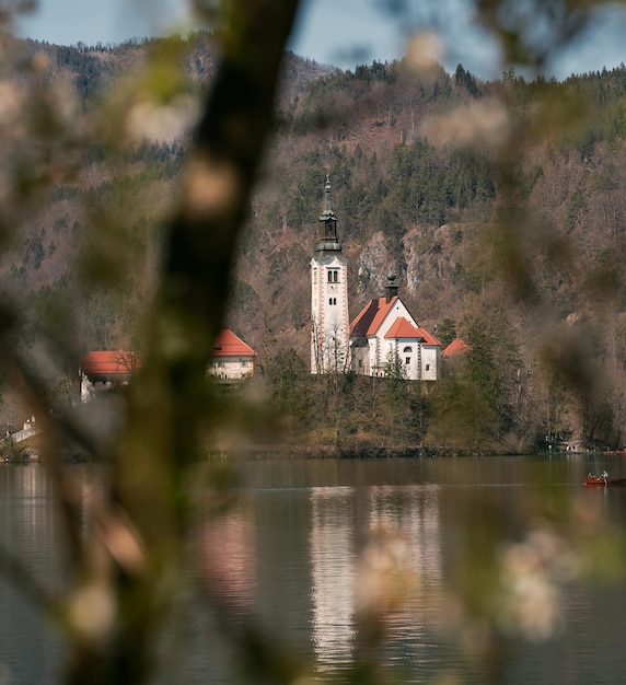 Uma vista incrível do Lago Bled Ilha Igreja e Castelo Com a Cordilheira Alpina no fundo Bled Eslovênia Europa