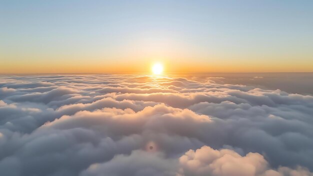 Uma vista incrível do nascer do sol acima das nuvens.