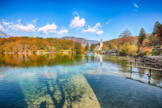 Uma vista maravilhosa da Igreja de São João Batista no Lago Bohinj