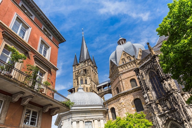 Uma vista no verão da Catedral de Aachen na cidade velha na Alemanha. Tirado para fora com uma marca 5D III.