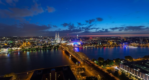 Uma vista panorâmica da cidade de colônia ao pôr do sol na alemanha. Tirado para fora com uma marca 5D III.