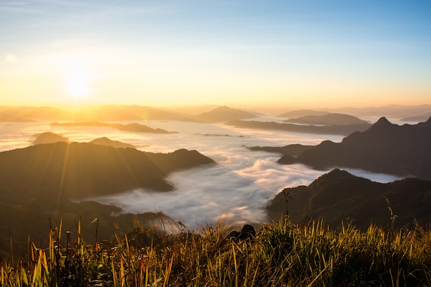 Uma vista panorâmica da montanha na manhã.