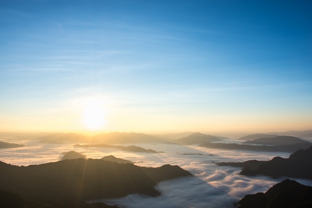 Uma vista panorâmica da montanha na manhã.