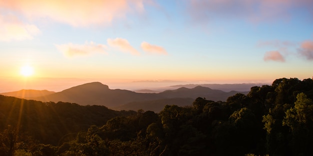 Uma vista panorâmica da montanha na manhã.