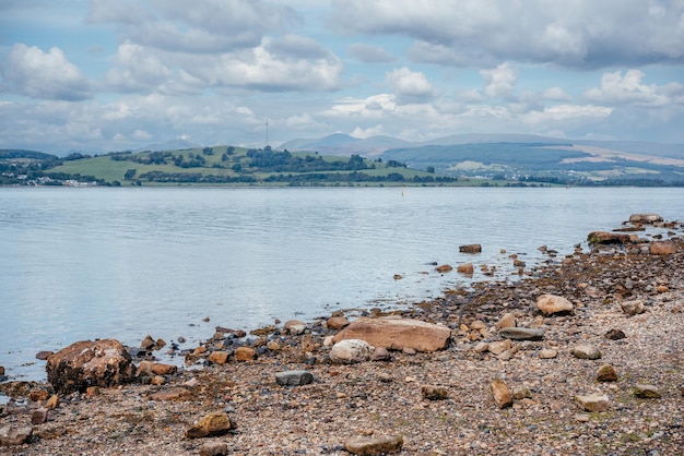 Uma vista panorâmica da praia de cascalho e da baía de gourock na escócia greenock