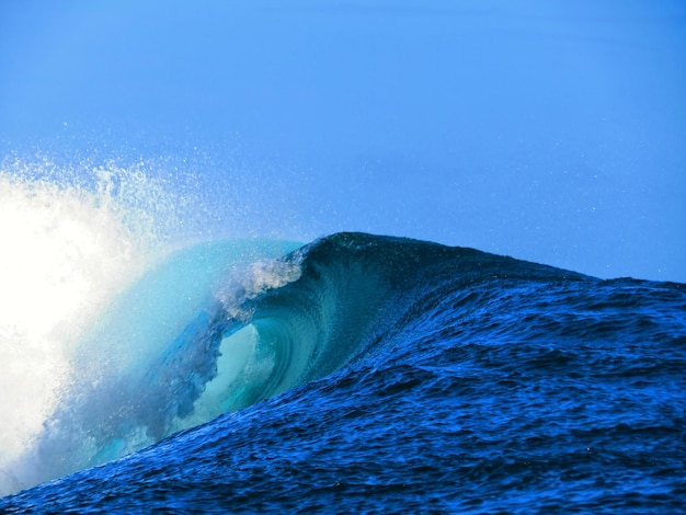 Foto uma vista panorâmica das ondas do mar contra um céu azul claro