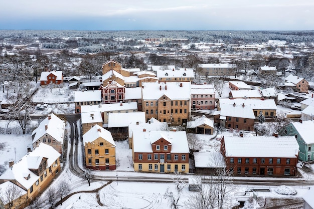 Uma vista panorâmica de cima da pequena cidade letã de Kandava em um dia de inverno