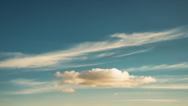 Foto uma vista panorâmica de tirar o fôlego de um céu azul claro com apenas algumas nuvens brancas espalhadas por acre