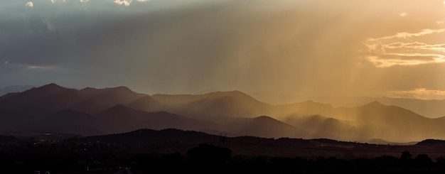 Uma vista panorâmica de um nascer do sol sobre a natureza