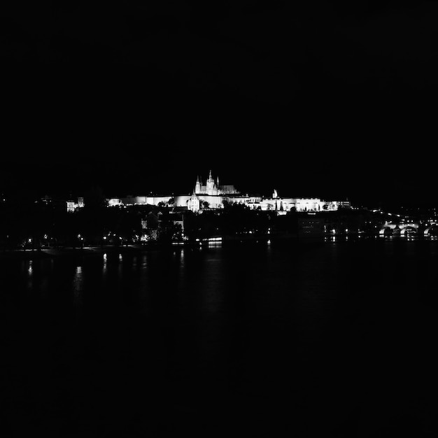 Uma vista panorâmica do castelo de praga a ponte carlos e o rio moldava na bela cidade de praga república checa europa uma bela foto noturna da arquitetura da capital