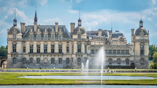 Foto uma vista panorâmica do impressionante chateau de chantilly, na frança