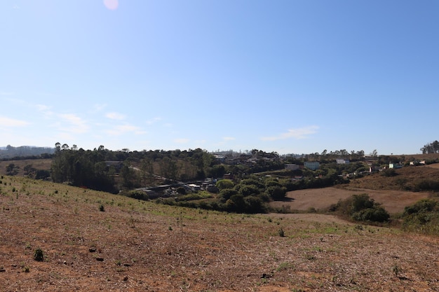 Uma Vista Rural Uma Paisagem de Campos e Casas com Telhado Vermelho