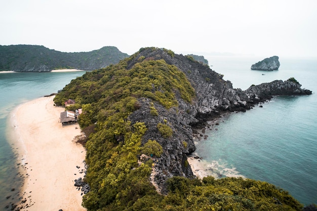 Uma vista sobre a baía de Halong a partir do topo da ilha Monkey