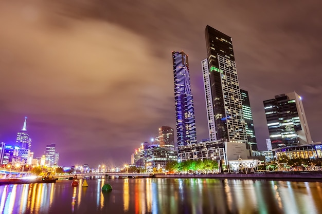 Uma vista sobre o rio yarra no marco de melbourne, no centro da cidade durante a cidade ni