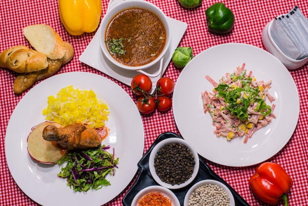 Uma vista superior aproximada da mesa de servir para o almoço arroz e frango frito prato sopa especiarias salada