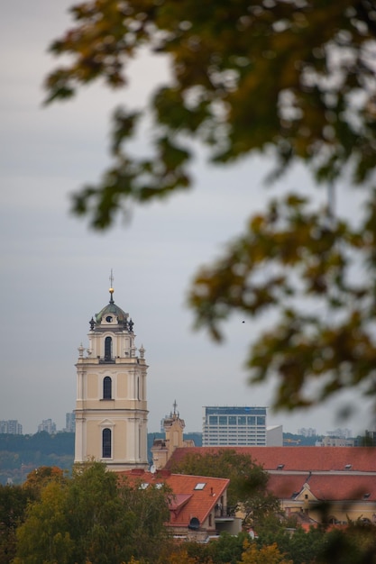 Uma vista superior das igrejas em vilnius.