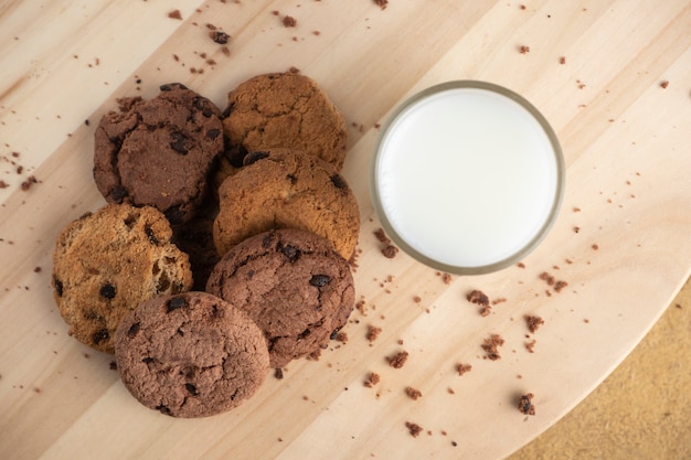 Uma vista superior de alguns biscoitos e um copo de leite