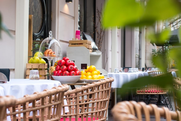 Uma vitrine com frutas frescas lindamente dispostas Venda de frutas no mercado