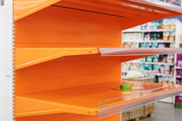 Foto uma vitrine vazia em um supermercado