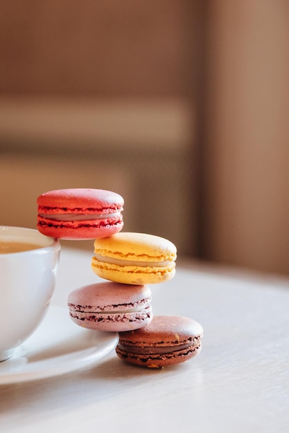 Uma xícara de bolos de macarrão de café cappuccino em uma mesaconceito de frescura e frescor agradável em um