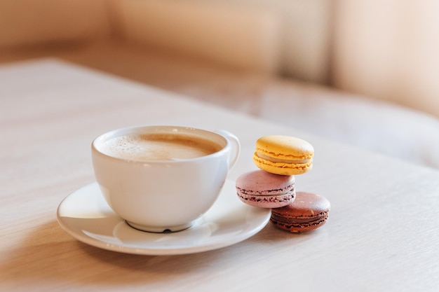 Uma xícara de bolos de macarrão de café cappuccino em uma mesaconceito de frescura e frescor agradável em um