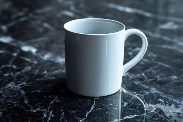 uma xícara de café branca em cima de um balcão de mármore
