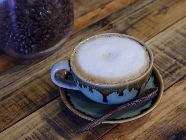 Uma xícara de café cappuccino na madeira