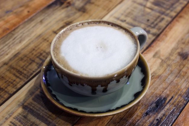Foto uma xícara de café cappuccino na madeira