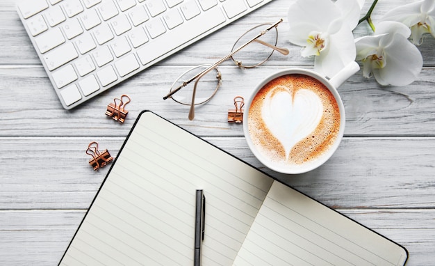 Uma xícara de café com coração em uma mesa