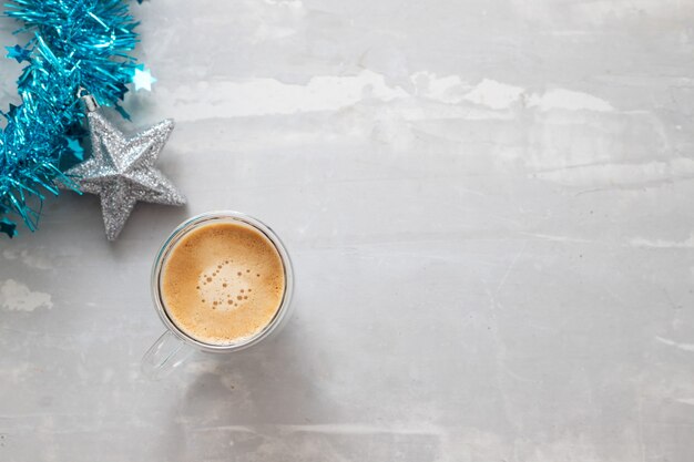 Uma xícara de café com decoração de Natal na mesa de cerâmica