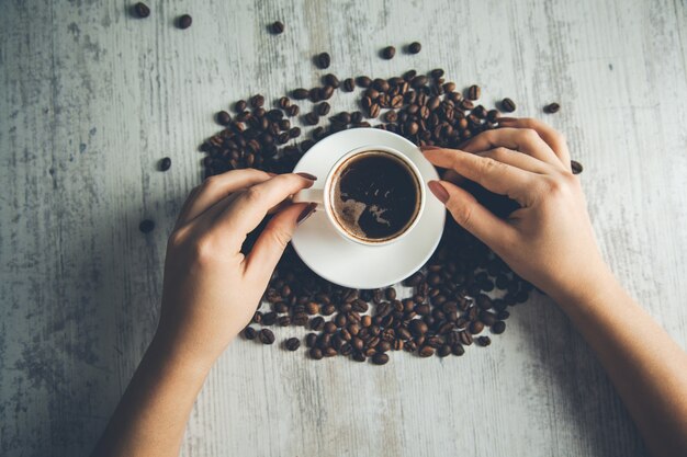 Uma xícara de café com feijão