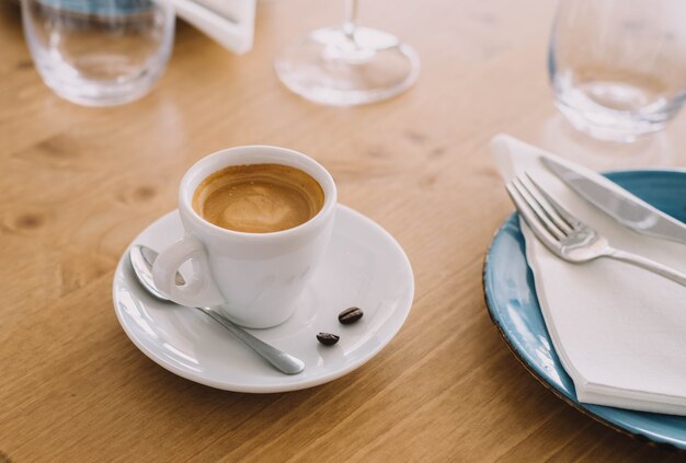 Uma xícara de café com leite italiano na mesa de um restaurante chique