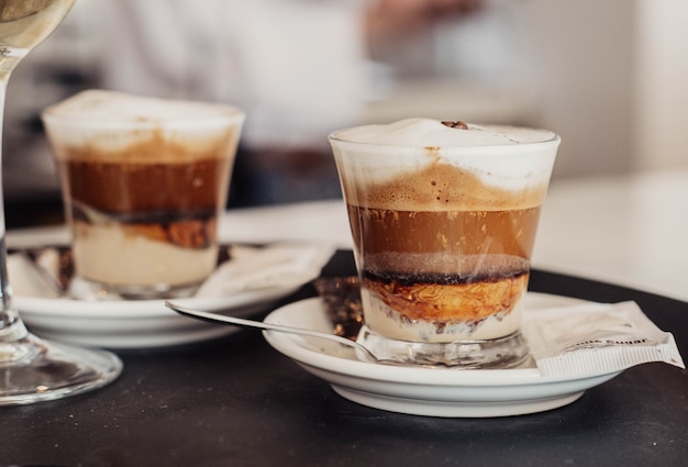 Uma xícara de café com leite italiano na mesa de um restaurante chique