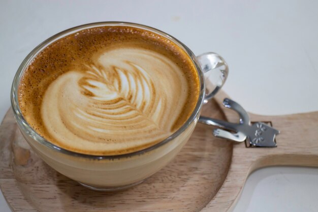 Uma xícara de café com leite quente com arte