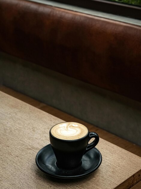 Uma xícara de café com leite quente na mesa no café da manhã