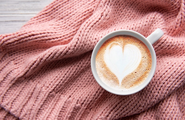 Uma xícara de café com padrão de coração