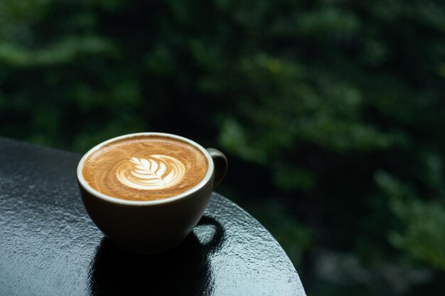 Uma xícara de café com um fundo verde