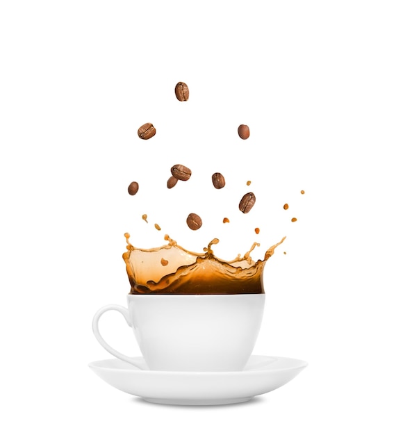 Uma xícara de café com um pouco de grãos de café caindo nela