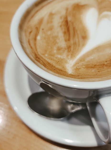 Uma xícara de café com uma colher ao lado